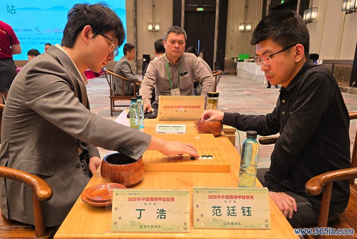 范廷钰九段(右)治服丁浩九段。东谈主民网记者 胡雪蓉摄